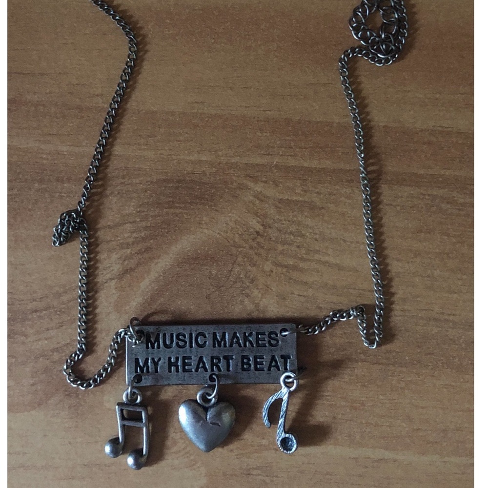 ‘Music makes my heart beat’ necklace